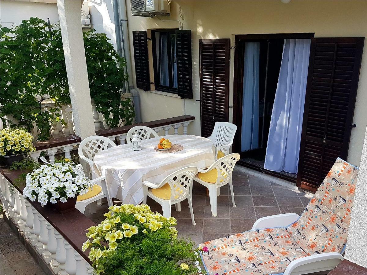 Apartment Sena 2 Привлака Екстериор снимка